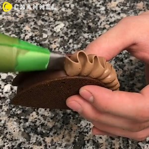 スイーツへのこだわり💖うっとりしちゃうシェフの技✨ 全動画はアプリC CHANNELからサクサク見られます！https://goo.gl/j4Hwyk 最後まで見逃せない！！ 最初から最後までこだわり抜かれたアートスイーツ💖 一度でいいから食べてみたいですね✨ ※「知ってるよ！」という方がいらっしゃったら、コメント欄に写真を載せていただけると嬉しいです♪ | C Channel Food