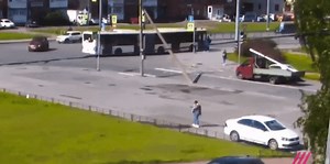 Russie - Un bus se retrouve «à la verticale»