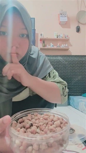 wait a minute, look the mother millipede wakes up, followed by her cute babies #millipede #shorts