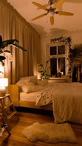 Ein schickes Schlafzimmer in Null Komma Nix😍 #home #renovierung #hauskauf #zuhause #zuhausegesucht #houseowner #interior #einrichtung #suddenlyhouseowner Gemütliches Wohnen Einrichtungstipps fürs Haus Leben mit Pflanzen, Licht und Textilien Modern Vintage Zuhause Hausrenovierung Der Weg zum neuen Haus Dekoideen für die Wohnung Home decor Einrichtung mit Dachschrägen Ideen zum Selbermachen für Zuhause | Fridlaa