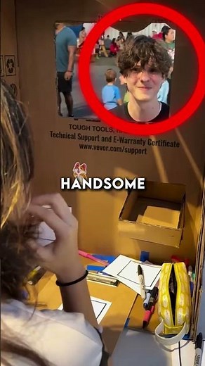 This Artist Made The Cutest Doodle Booth Ever 🎨