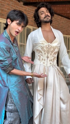 Rohit K Bose on Instagram: "Who said only women can wear corsets? 😉@nikhil__gajare created this custom piece for @boseoninsta ✨ Underbust unisex Corset + timeless Dhoti = Pure Awesomeness✨ The corset is made in raw silk and metal work embroidery 🤩"