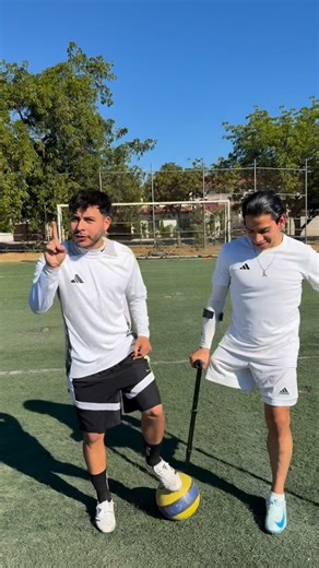 La cabra🐐 on Instagram: "Reto con pierna inhábil⚽️🐐"