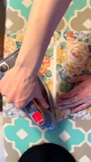 Lining/inside pocket tutorial! Round duffle turorial coming soon! 🥰 Video by Flo TheMachine #sewing #sewingtiktok #sewingforyoupage #sewingtutorial #sewingtutorialsforbeginners #sewingpattern #sewingfyp #quilting #patchwork #upcycling #handmade #DIY#CapCut Part 6 | Jennifer