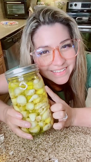 How to Peel Garlic Fast and Easily – Kitchen Hack Guide