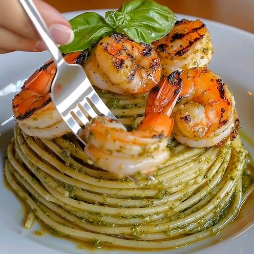 🍝 Grilled Shrimp Pesto Pasta 🦐 Fresh, zesty, and flavorful — the perfect Italian-inspired dinner! 📝 Ingredients: 8 oz spaghetti or linguine 1 lb large shrimp, peeled and deveined 2 tbsp olive oil Salt and black pepper, to taste 1 cup fresh basil pesto (store-bought or homemade) 1/4 cup grated Parmesan cheese 1 tbsp lemon juice Fresh basil leaves, for garnish 🍴 How to prepare it: 1️⃣ Cook the pasta: Boil spaghetti in salted water until al dente. Drain and toss lightly with olive oil — a simpl