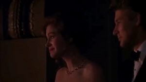 "Người đàn bà sa ngã" và "Người đàn bà đẹp": trích đoạn kinh điển trong điện ảnh Trong bộ phim nổi tiếng "Pretty woman" mà Julia Robert được đề cử cho giải Oscar, gã doanh nhân láu cá Edward Lewis dẫn cô bồ Vivian - vốn là một cô gái đứng đường, đến nhà hát xem "La Traviata". Gã trấn an cô sẽ hiểu opera vì âm nhạc có sức mạnh đặc biệt. Khi vở diễn kết thúc, nhân vật nàng kỹ nữ hạng sang Violeta từ giã cõi đời, cũng là lúc trên đôi mắt Vivian, cô gái điếm với giá 100$/h ấy xuất hiện những giọt nư