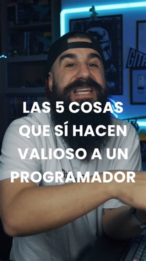 El desarrollo de software no va de escribir más código. Va de pensar, comunicar y avisar a tiempo. Estos son mis consejos: 👉 Saber explicar qué problema resuelve tu trabajo. 👉 Estimar aunque te equivoques. 👉 Avisar antes de que algo explote. 👉 Entender el impacto en negocio, no solo la función. 👉 Priorizar como producto, no como teclado. Recuerda: Las empresas no odian los errores. ❌ Odian las sorpresas. No te pagan por hacer features. 🧠 Te pagan por resolver problemas. #programador #progr