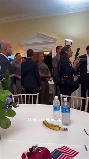 Des policiers ont fait la queue pour serrer la main d’un criminel condamné pour 34 felonies. | Québec Sans Censure