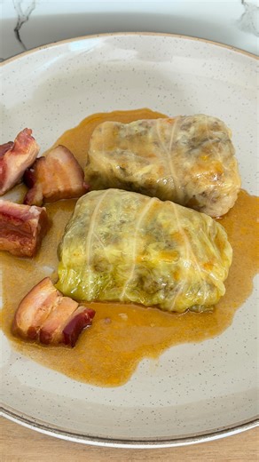 Domaci Recepti on Instagram: "SARMA – RECEPT ZA KOJI ME SVI PITAJU 🥘 Danas sa vama delim recept za sarmu za koju me svi pitaju: 'Kako je tako dobro napraviš?' 🤫Tajna savršene sarme je tu! Potrebni sastojci: ⏺️ 1 kg mlevenog mesa ⏺️ kiseli kupus ⏺️ pirinac 450 g ⏺️ suva slaninica ⏺️ 2,3 glavice crnog luka ⏺️ 3 sargarepe ⏺️ jedna kasika mlevene paprike ⏺️ jedna kasicica soli ⏺️ malo bibera (po zelji) ⏺️ 2 pune kasika masti (ili ulja) ⏺️ 2-3 litre vode ⏺️ lovorov list ⏺️ 1,5 kasika 