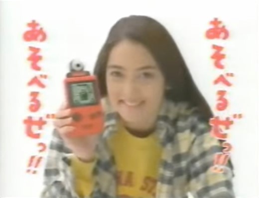 #28年前的今天，也就是 1998 年2月21日推出的 Game Boy Pocket Camera 是影像技術史上一個非常奇特且迷人的產品。雖然以現在的標準來看它像個玩具，但在當時，它可是金氏世界紀錄中「全球最小的數位相機」。 ➡️它不是一般的卡匣，頂端有一個可以 180 度旋轉 的鏡頭，方便使用者切換自拍或拍攝前方景物。採用 CMOS 感光元件，只能拍出 128 x 128 像素、4 階灰階（黑、深灰、淺灰、白）的低解析度照片。內建的 SRAM 記憶體大約可以存放 30 張 照片。 ➡️這不只是一台相機，更像是一個「數位創意工作室」：相片編輯： 內建多種印章（如瑪利歐、神奇寶貝）、外框以及簡單的塗鴉工具。縮時攝影與合成： 支援全景拍攝以及簡單的縮時錄影功能。內建了幾款以玩家照片為主角的小遊戲（例如 Space Fever II），甚至還有一個簡單的音樂創作工具 Trippy-H。 ➡️這款相機最強大的夥伴就是 Game Boy Printer。透過傳輸線連接，你可以將拍好的照片印在熱感應貼紙上。這種「即拍即貼」的體驗，在當時是非常前衛且受歡迎的概念。 ➡️雖然解析度極低，但這種低位