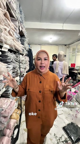 Sebagai Owner, kita bukan hanya memikirkan hari ini, tapi bagaimana usaha tetap bertahan terus berjalan dan terus berkembang dalam situasi apapun. Kadang, harusnya berpikir keras dalam mengambil keputusan sulit dan tetap kuat meski keadaan tidak selalu mudah . Tanpa harus mikir lama, join Live aja besok di Jam 6 Pagi 🫵🏻 #fyp #fypkonten #kontenindonesia #bungasfashion @bungas.store