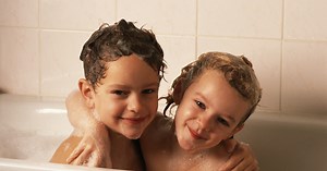 Frère et soeur nus dans le même bain: à quel âge faut-il arrêter?