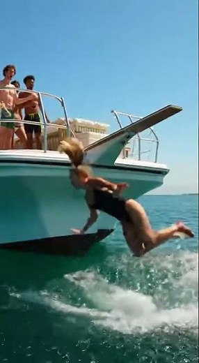A Perfect Jump… Until the Water Breaks Open 😱 Epic Splash Moments #watersports #epicjump #summerfun