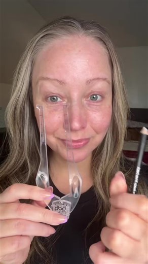 Quick and easy brow shaping!@billiondollarbeauty #eyebrows #eyebrowshaping #eyebrowtutorial