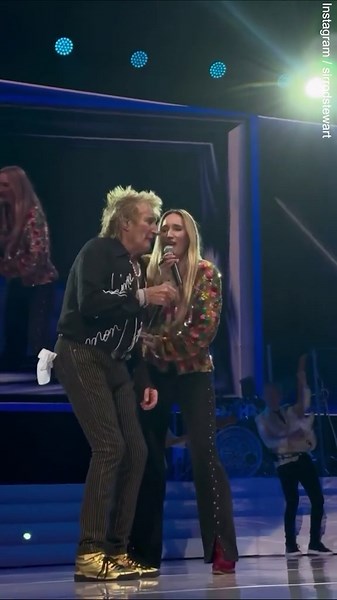 Sir Rod Stewart invites daughter on stage for 'Forever Young' duet