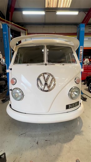 ElectricClassicCars on Instagram: "Time to upgrade the front suspension, steering and brakes on this electric VW Splitscreen van. 😎⚡️👌 #vwsplitscreen #splitscreenvan #vwbus"