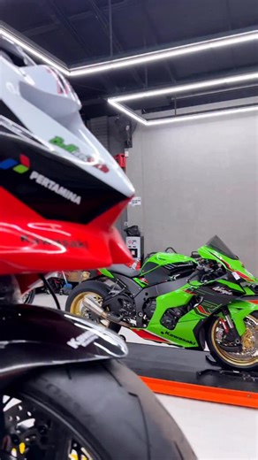 Routine Maintenance ✅ Fully Upgraded Kawasaki ZX-10R with - @arrowexhaust ProRace Competition Titanium Full System - @ozmotorbike.id Gold Anodized Aluminum Forged Wheels - Pirelli Diablo Superbike Slicks - @rg_crashprotection Aero Crash Protectors - @rg_crashprotection Pro Radiator Guard - @rg_crashprotection Exhaust Hanger Kit - @helperformance Red Colored Braided Brake Hose Kit - Brembo RCS19 Corsa Corta Radial Front Brake Master Cylinder - Brembo GP4-RS Monoblock Radial Front Calipers - Bremb