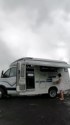 Exploring RV Life: A Peek Inside Vanhouse Living