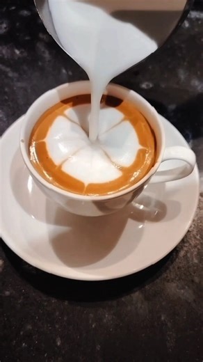 How to make beautiful coffee coffee flowers art🌼☕😍 #latte #coffee #art #beautiful #flowers coffee art🌼☕😍 | Jaker Coffee Maker