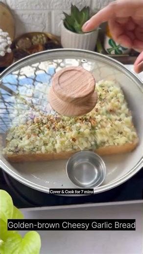Cheesy Garlic Bread Hack 🧄🔥