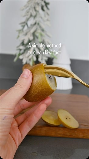HacksByViktoriia on Instagram: "A simple method to clean kiwi fast using everyday tools. #kitchenhack #fruittips #quicktrick #kiwihack #hacks"
