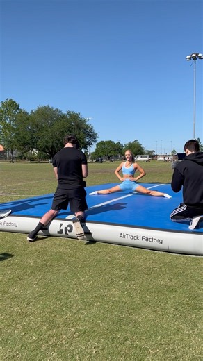 How did Teagan hold that split like that? 🤯