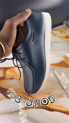 Tu peux connaître un homme rien qu’en regardant ses chaussures. Et toi, tu veux qu’on dise quoi de toi ? Voici la paire qui parle pour toi : Confortable, en cuir premium, élégante, propre… Tu marches et tu imposes le respect sans forcer. 𝐏𝐫𝐢𝐱 : 𝟏𝟑.𝟎𝟎𝟎 𝐅𝐜𝐟𝐚 𝐋𝐢𝐯𝐫𝐚𝐢𝐬𝐨𝐧 : 𝟏𝟓𝟎𝟎𝐅/𝟐𝟎𝟎𝟎𝐅 𝐄𝐱𝐩𝐞́𝐝𝐢𝐭𝐢𝐨𝐧 : 𝟐𝟎𝟎𝟎𝐅 Disponibles en : Pointure : 𝟑𝟗 𝐚̀ 𝟒𝟓 🔥 Marron Classique 🔥 Noir Royal 🔥 Bleu Nuit Chic ✔ Semelle douce qui ne fatigue pas ✔ Style posé et mature 