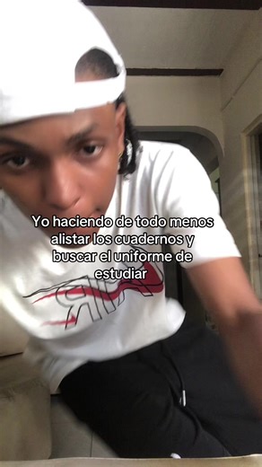 Yo haciendo de todo menos alistar los cuadernos y buscar el uniforme de estudiar