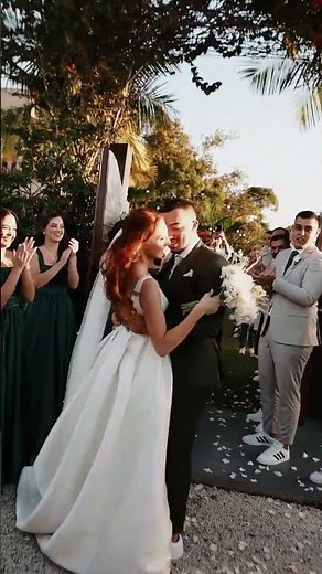 When Coldplay’s Green Eyes turns into Blue Eyes 💍💙