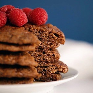 My Almond Butter Pancakes are the perfect weekend brunch, because you can BAKE the whole batch at once! It’s so much easier than pan-frying each pancake one-at-a-time. 🙌🏻 This recipe turns out surprisingly fluffy considering the fact that there’s NO flour or added sugar inside! Maple syrup on top is optional. 😉 https://detoxinista.com/almond-butter-pancakes-grain-free/ | The Detoxinista