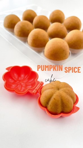 The pumpkin spice cakepop recipe you need! Mix your spices to your liking. I love extra cinnamon in mine 😋 and go with high quality spices for the best flavor (I prefer Simply Organics). Give it a try!! Pumpkin spice mix: 2 tsps cinnamon 1/2 tsp nutmeg 1/2 tsp ginger 1/2 tsp allspice 1/4 tsp cloves Use 1 - 1 1/2 teaspoons in your cake pop tecipe. Resting tray and pumpkin cake pop mold from @My Little Cakepop (link in bio) #pumpkinspiceseason #pumpkinspicerecipe #cakepoprecipe #halloweenrecipe #
