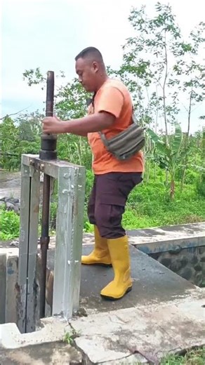 Opening weir gate after heavy rain #irrigation #fieldwork