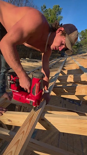 Utilizando fuerza en lugar de herramientas especiales