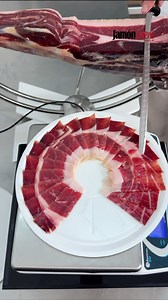🇪🇸 ¿Cómo se envasa un pack de jamón en Atmósfera Modificada (ATM)? 🧐 Tan sencillo como abrir y disfrutar… pero, ¿te has preguntado qué hay detrás de este proceso? Sabor Umami by Cristian García nos lo muestra paso a paso 🐽✨ 👉 ¡Dale al play y descubre los secretos de la atmósfera modificada! 🎥 ¿Conocías este sistema y cómo funcionaba? ¡Cuéntanos! 👇 🇬🇧🇺🇸 Ever wondered how jamón is packed in Modified Atmosphere Packaging (MAP)? 🧐 It might look as easy as open and enjoy… but there’s a wh