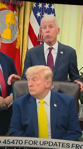 he is using trumps chair like a podeum 🤣🤣🤣
