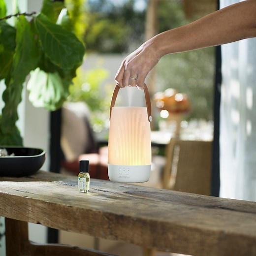 Ca y est ! L'été est officiellement là 🥳 On l'a attendu depuis tellement longtemps ! A nous le plaisir de vivre en plein air, d'apprécier les moments qui se prolongent en terrasse. D'ailleurs, c'est le moment de (re)découvrir notre diffuseur petit Lampion, un incontournable pour tous les espaces de la maison. NB : On vous le recommande pour illuminer et parfumer vos soirées ;-) Qu'en dites-vous ? #estebanparisparfums #PetitLampion #DecoNomade #diffuseurdeparfum | Esteban Paris Parfums