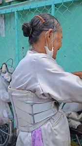 ❌Hành động đáng lên án: xe ô tô leo lề var quẹt với cụ già té xuống đường rồi tiếp tục chạy. Sự việc dân ghi hình lại tại QL22 Nguồn: sưu tầm | Nguyễn Văn Quốc🧑🏻‍💻