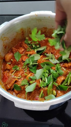 ബീഫ് കിട്ടുമ്പോൾ ഇങ്ങനെ ഒന്ന് ഉണ്ടാക്കി നോക്കു | Thick gravy Beef Curry Recipe in Cooker | jumainath