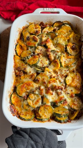 Stella Drivas 🇬🇷🇺🇸 on Instagram: "LOW CARB GROUND BEEF ZUCCHINI BAKE 💯 you’re gonna fall in love with this recipe! Tastes like pizza and burgers had a low carb baby ❤️ 🌟PS: Go to the follow or following button in my profile and hit the to add me to FAVORITES 💥If you enjoy recipes like this one, make sure you ORDER my NEW COOKBOOK📚 link in bio 🔗 or comment COOKBOOK💥 ✨Comment RECIPE to receive a link for this post in your DMs✨ Full post is on my website: https://hungryhappens.net/ground-