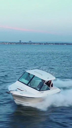 Bloke is a jet. Squeak owns a cool-as-fug ‘80s model Caribbean Reef Runner. It’s powered by a MerCruiser V8 6.2L 370 Jet Ready Inboard. Hang on! #caribbean #jetboat #v8 #reefrunner