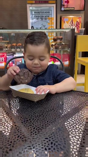 Y ahora de modelo.. 🤩😬 Que tal lo hace? #IvanDavid #babyfashion #fypシ #funnyvideos #viral #foryoupage #cookies