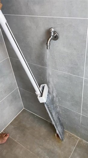 Cây Lau Nhà Đa Năng 3-trong-1 - Giải pháp dọn dẹp nhà cửa nhanh chóng, sạch sẽ và siêu tiện lợi mà mọi gia đình đang tìm kiếm! ✨ TÍNH NĂNG NỔI BẬT KHÔNG THỂ BỎ QUA: ⚡️ Sạch Bóng Tức Thì: Xem video để thấy cây lau nhà dễ dàng lau sạch vết bẩn cứng đầu như bùn đất hay nước đổ trên mọi loại sàn (gạch, gỗ) chỉ sau một lần lướt! 💦 Tự Vắt Thông Minh: Cơ chế vắt siêu gọn nhẹ, chỉ cần nhúng và kéo để vắt sạch nước và chất bẩn , không cần chạm tay vào nước dơ. 🧴 Thiết Kế Châm Dung Dịch: Có lỗ châm nước