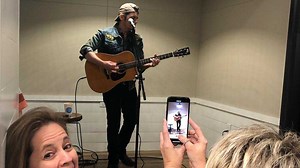Brad Paisley surprises coffee shop customers with acoustic concert