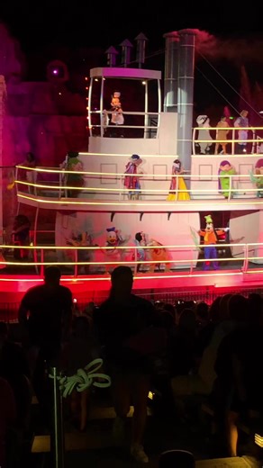 33K views · 823 reactions | Fantasmic finale! | See WDW | Facebook