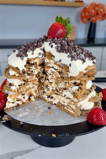 I learned this from Martha Stewart I tried Martha Stewart's chocolate chip cokie ice box cake, so good! #cake #dessert Martha Stewart | Kristin's Friends