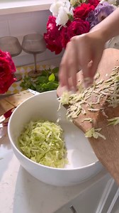 🧇🔥Солени гофрети с тиквички или идея за любима закуска Продукти: 1 тиквичка 2 яйца 60-70 г кашкавал или сирене Ементал, Гауда 1 суп.л. котидж сирене 180 г брашно 1 ч.л. бакпулвер 2 суп. л счукано ленено семе 1 ч.л. сол зелени подправки - босилек, риган по желание - 2 суп.л. хранителна мая, пармезан Настъргваме една тиквичка, добавяме 2 яйца, кашкавал, малко котидж сирене, може и извара, брашно, зелени билки и подправки, сол, бакпулвер, ленено семе. По желание хранителна мая или пармезан. Печем