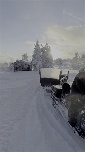 Snow, cold, adventure… and no dead devices. ❄️ With the RB 3000, your batteries don’t stop — jump start your snowmobile or power your phone anywhere.