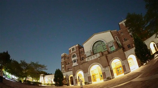 2026的第一顆流星 #見右上角 這次的構圖完全是考量輻射點（象限儀座）的位置，雖然月明星稀，但一個小時內還是看到了三十顆左右的流星，理論上都有錄到，就等有空再整理了～～ #象限儀座 1930年時廢除的星座，位置在今天龍、武仙、牧夫和北斗七星的斗杓一帶 畫面最左下角的亮星是北極星，從北極星出發連出小熊座；小熊座的上方是北斗七星，也就是大熊座的尾巴；北斗七星往右掃到的亮星是春季第一亮星——大角星，祂是牧夫座的主星；以及牧夫座下方、卡在建築物上的北冕座。 然後該編留了這麼大一片天空，流星就是硬要往邊邊角角飛去... #祝大家2026願望都能實現 | 星天日和