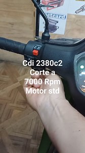Esta es la moto que uso y aparte hago los tutoriales en YouTube tiene puesto un cdi con corte 2380 C2 y limitado a 7000 rpm con esta moto hago viajes Generalmente los fines de semana es una moto urbana estándar y tiene además una bobina piescar 3225 r y una bujía denso de níquel el motor a máxima rpm con Piñón de 15 que también le puse la moto alcanza los 80 km por hora velocidad del marcador La velocidad promedio de uso normal es de entre 50 y 60 km por hora alcanzando en algunos tramos a prome